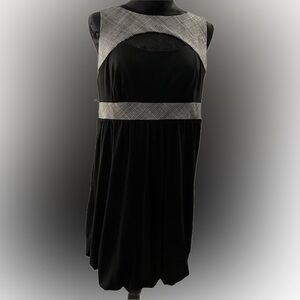 🌟PRICE DROP!!!🌟 FREDRICKS of HOLLYWOOD
Black and Gray Sleeveless Dress